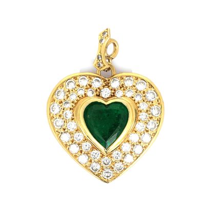 un gros plan sur un pendentif vert en forme de cœur serti de diamants