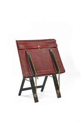 un fauteuil en cuir rouge à deux pieds sur fond blanc