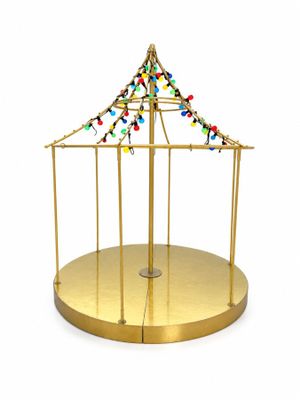 un carrousel doré illuminé sur fond blanc
