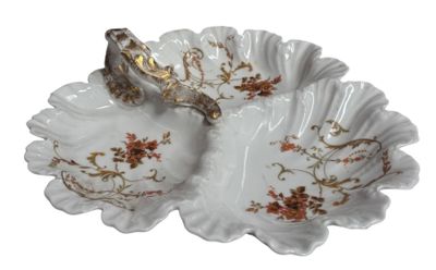 une assiette blanche sur laquelle est représenté un oiseau et dans laquelle se trouve une cuillère