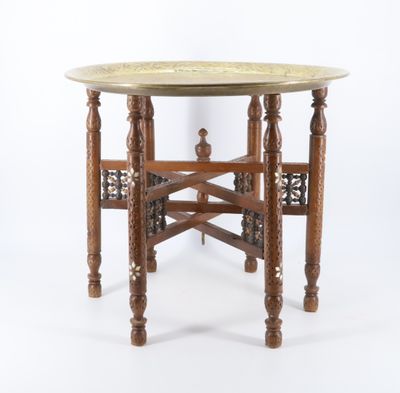 une vieille table en bois avec un plateau en métal et des pieds en bois