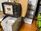 une table sur laquelle se trouvent une horloge et un sac