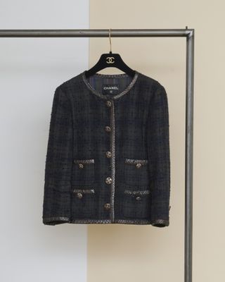 La veste est suspendue à un portant dans une pièce.
