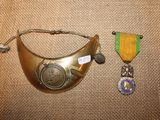 une médaille, une médaille et une médaille posées sur une table