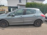 deux petites voitures garées l'une à côté de l'autre sur un parking