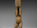 une image représentant une statue d'une femme, les mains sur le visage