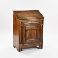 Meuble de congrégation en noyer mouluré, il ouvre par un aba…