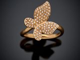 une bague en or avec des diamants sur fond noir