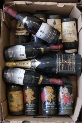 plusieurs bouteilles de vin dans un carton posé sur le sol