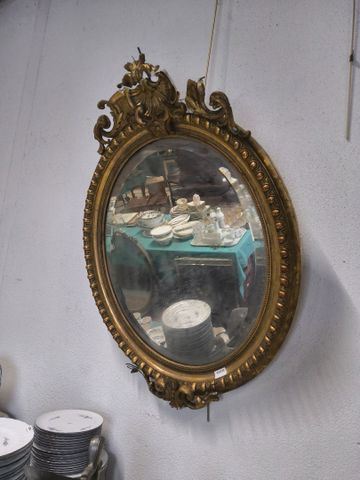 Miroir ovale, cadre bois et stuc doré. accidents et manques