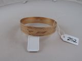 un bracelet muni d'une étiquette, posé sur une table