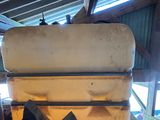 un tas de briques posé sur un tas de ciment