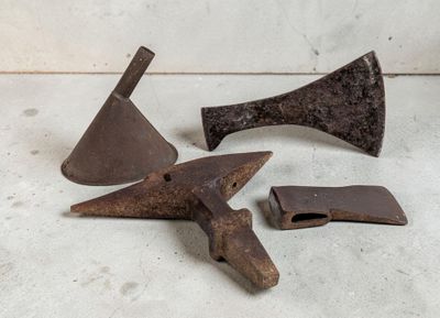 Lot de 4 outils anciens : enclume, doloire, hache (signée)