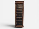 une grande commode en bois à cinq tiroirs avec un plateau noir