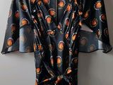 une robe noire et orange suspendue à un cintre