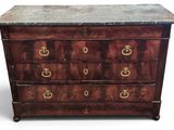 une image d'une commode avec un plateau en marbre