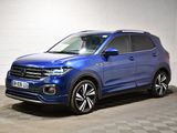 une Volkswagen T-Cross bleue garée sur un sol à damier