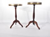 paire de tables d'appoint anciennes en acajou et laiton, sur socles