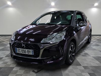 l'avant d'une voiture noire garée sur un sol à damier