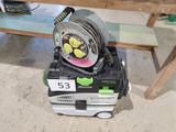 une machine posée sur une table