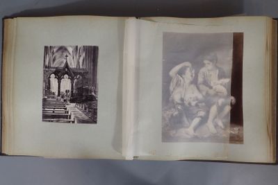 un livre ouvert à la page où figure l'illustration d'un groupe de nus