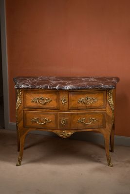 une commode en bois avec un plateau en marbre