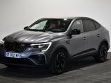 un SUV gris garé devant un mur blanc