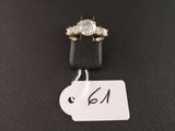 gros plan d'une bague en diamant sur une surface noire