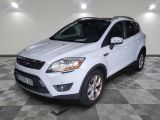 le ford kuga blanc est garé sur un sol en damier