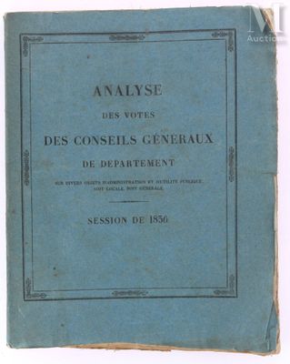 un vieux livre avec une couverture bleue bordée de noir