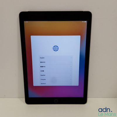 une image représentant une tablette posée sur une table blanche