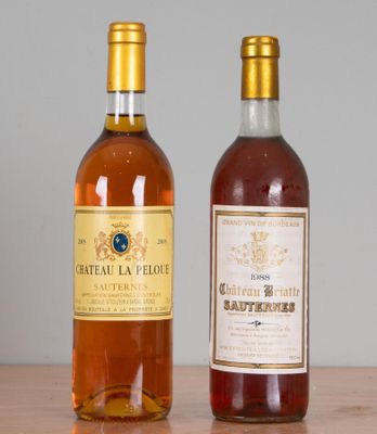 deux bouteilles de vin posées sur une table