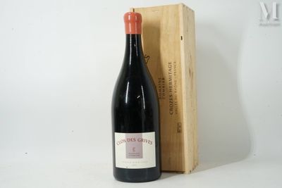 une bouteille de vin posée à côté d'une caisse en bois
