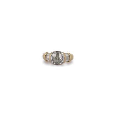 un gros plan d'une bague avec une pierre au centre