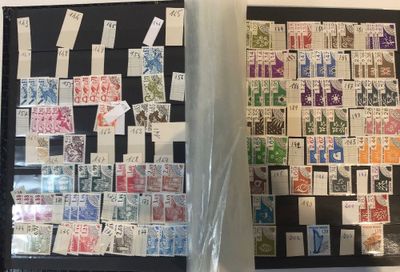 deux photos de timbres différents accrochées au mur