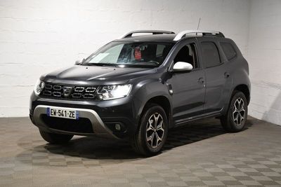 une photo d'une Dacia grise garée dans un garage