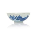 bol en porcelaine bleue et blanche avec des montagnes en arrière-plan