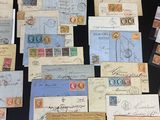 plusieurs types de timbres et d'enveloppes sur une surface noire
