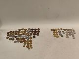 un évier blanc sur lequel sont posées de nombreuses pièces de monnaie