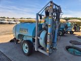 une image montrant une machine bleue garée sur un parking