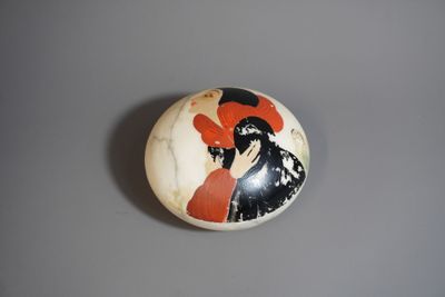 une balle sur laquelle est représentée une femme