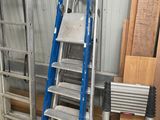 une échelle appuyée contre un mur