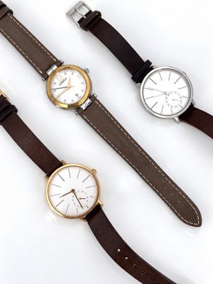 trois types de montres différents sur un fond blanc