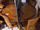 un téléviseur posé sur une table en bois