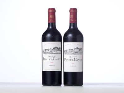 deux bouteilles de vin rouge posées l'une à côté de l'autre sur une table