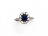 une bague à grappes de saphirs et de diamants