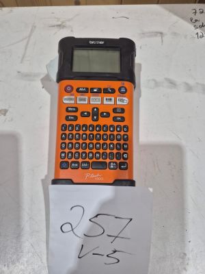 une calculatrice posée sur une feuille de papier, sur une table