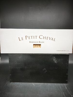 un gros plan d'un panneau noir et blanc posé sur une table noire