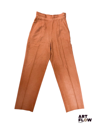 une photo d'un pantalon posé sur un fond blanc