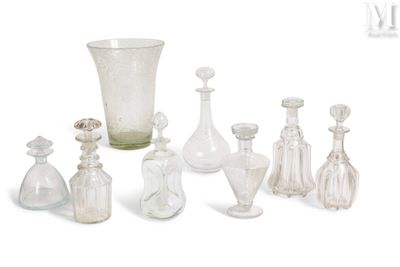 Lot de sept carafes et un vase cornet